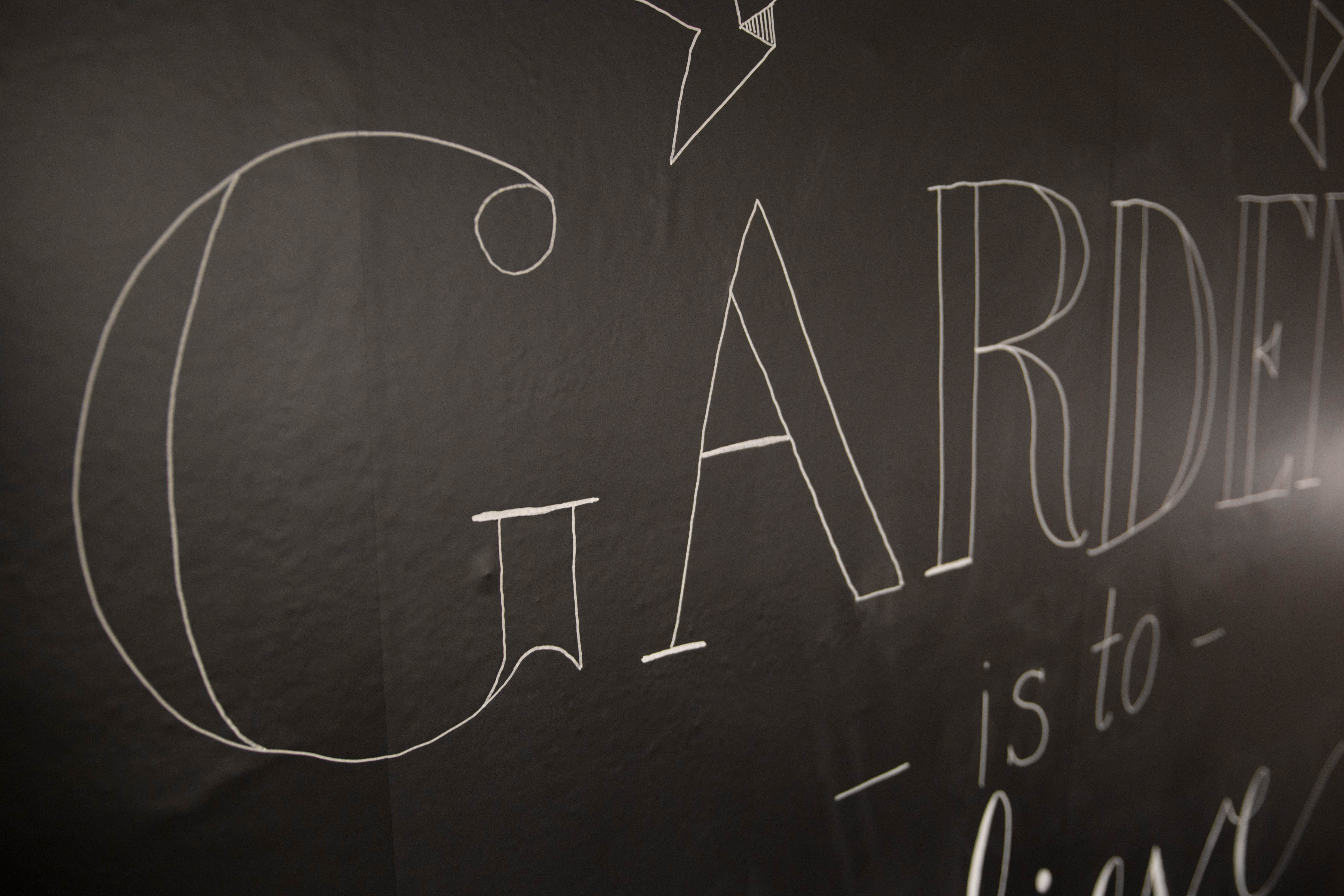 10 Cool Ways to Use Chalkboard and Dry Erase Wallpaper - PopTalk!